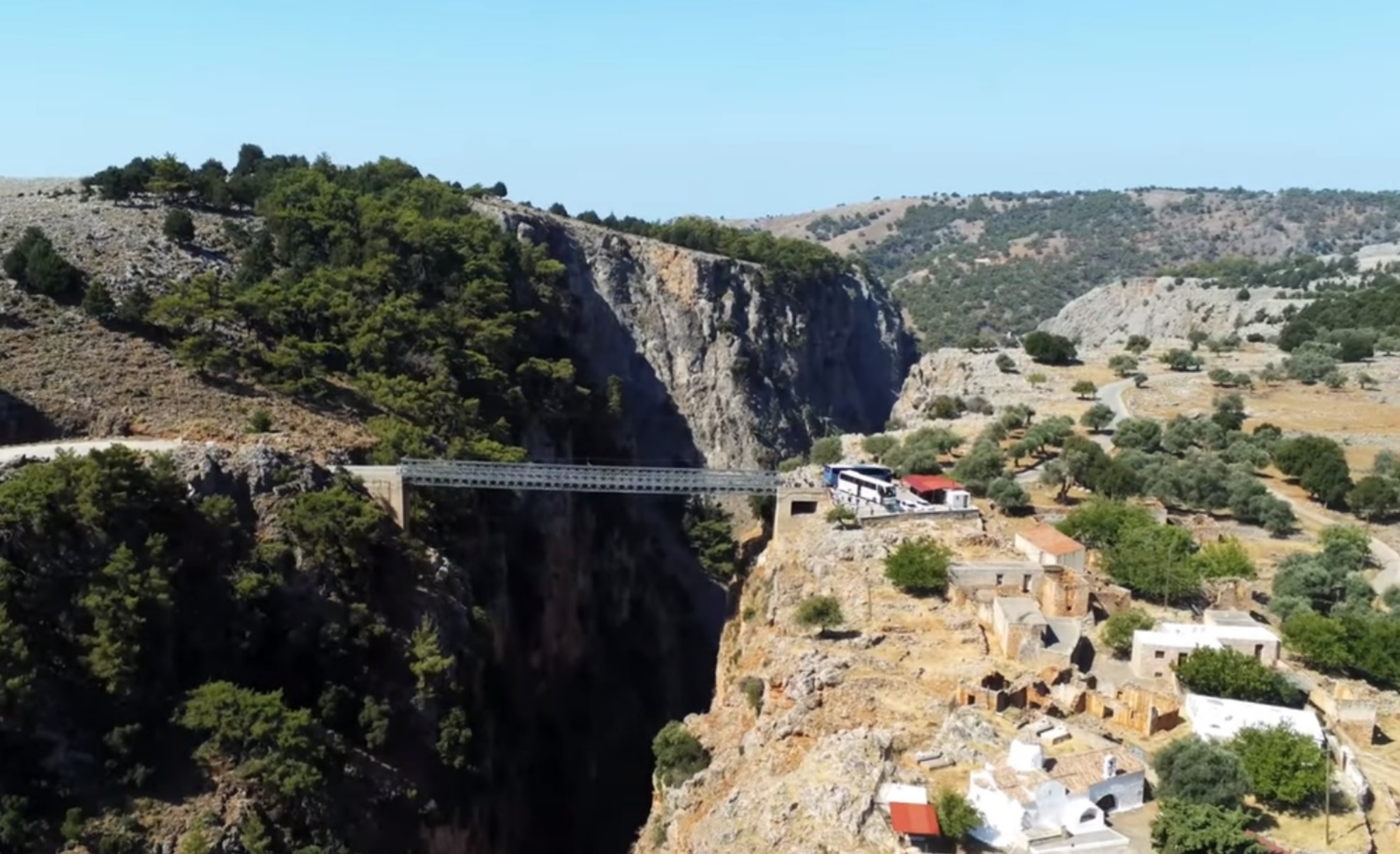 Το ελληνικό χωριό που βρίσκεται στο χείλος του γκρεμού