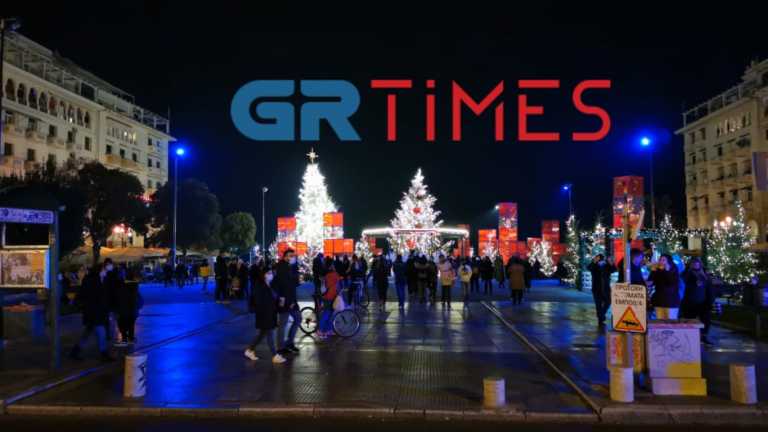 Θεσσαλονίκη: Χαμός στην χριστουγεννιάτικη πλατεία Αριστοτέλους παρά το lockdown (pics, video)