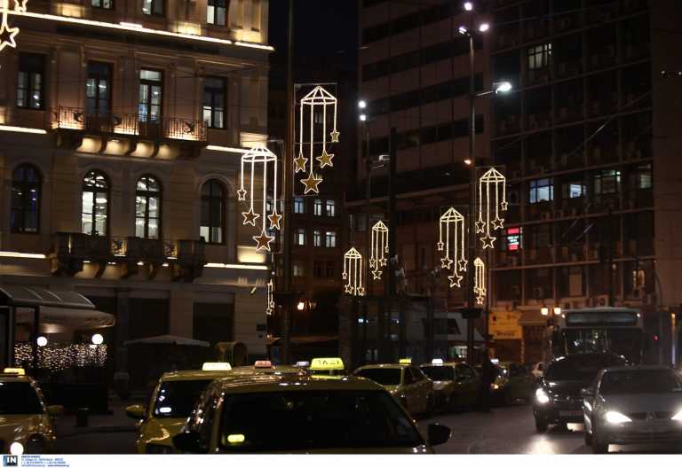Άρωμα Χριστουγέννων στην Αθήνα του lockdown – Στολίστηκαν δρόμοι και κτίρια (pics)