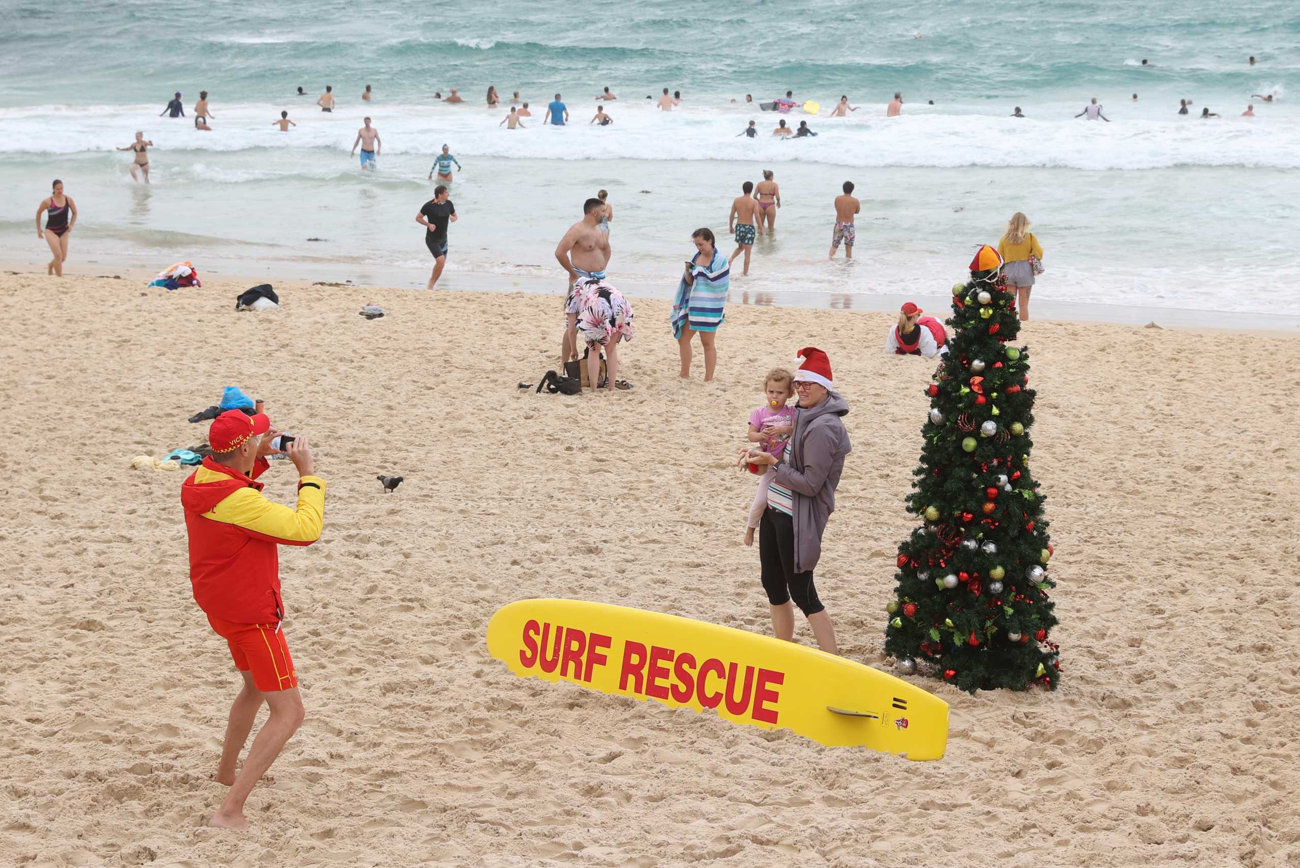 Χριστούγεννα στην Αυστραλία: Ο κορονοϊός και η βροχή κράτησαν τον κόσμο μακριά από τις παραλίες (pics)