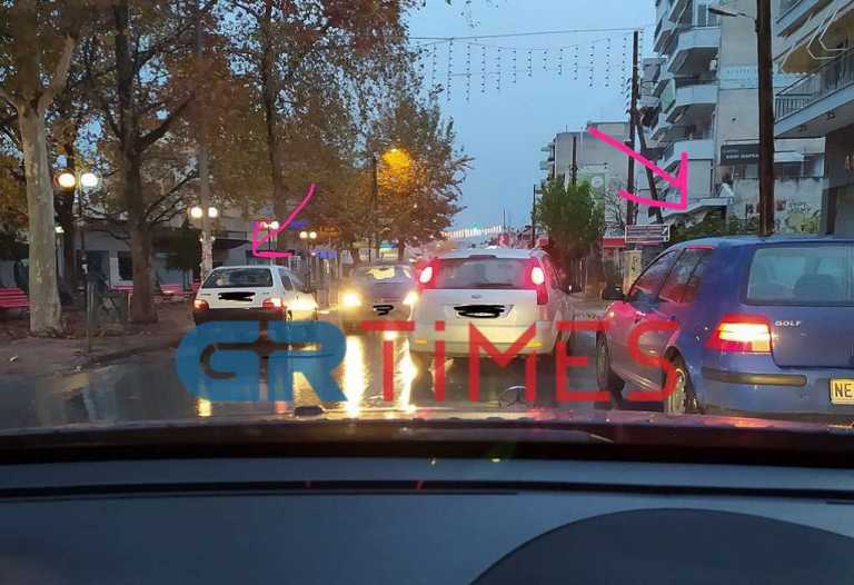 Θεσσαλονίκη: Πάρκαραν εκεί που τους βόλευε για να αγοράσουν καφέ και προκάλεσαν κυκλοφοριακό κομφούζιο