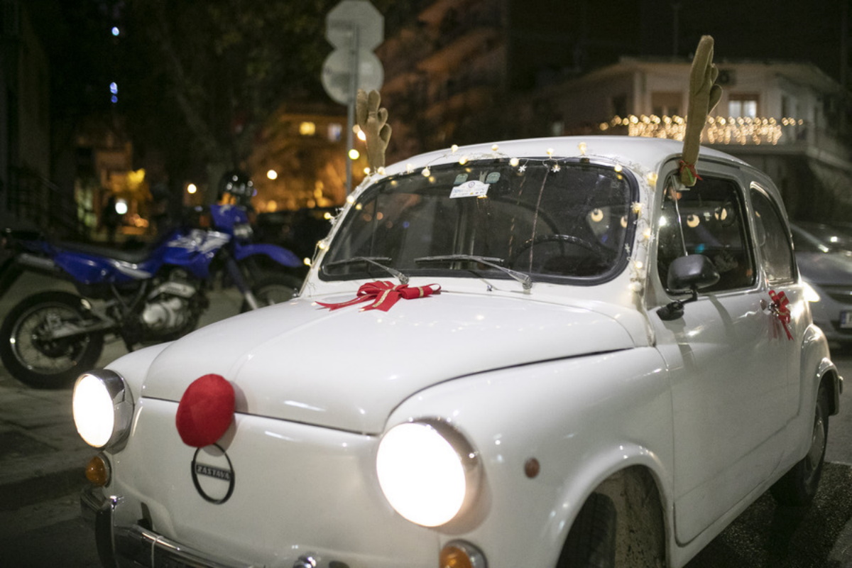 Φωτογραφία που δόθηκε στη δημοσιότητα την Τρίτη 22 Δεκεμβρίου 2020 και εικονίζει τον Δήμο Σαμαρά να  οδηγάει την αντίκα-αυτοκίνητο του το οποίο έχει μετατρέψει στον αγαπημένο τάρανδο του Άγιου Βασίλη, τον Ρούντολφ και εντυπωσιάζει στο πέρασμα του από τους κεντρικούς δρόμους, Δευτέρα 21 Δεκεμβρίου 2020. Έχει δύο μεγάλα κέρατα, κόκκινη μυτούλα και κουβαλάει τον μεγάλο σάκο του Άγιου Βασίλη. Όχι δεν πρόκειται για τον Ρούντολφ, αλλά για μια αντίκα αυτοκίνητο και συγκεκριμένα ένα Zastava του 1972. ΑΠΕ-ΜΠΕ