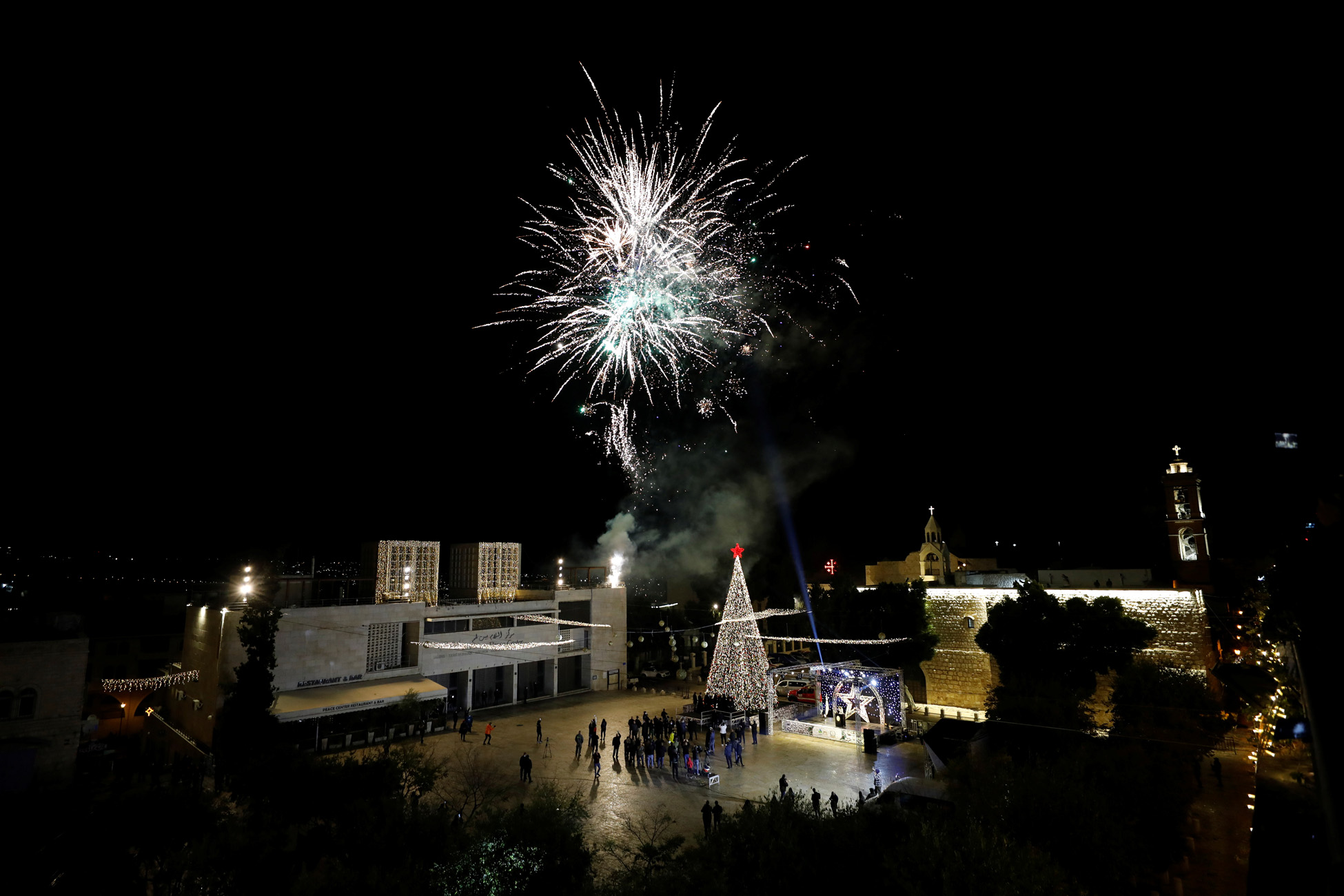 Βηθλεέμ: Φωταγωγήθηκε το χριστουγεννιάτικο δένδρο χωρίς κόσμο λόγω πανδημίας