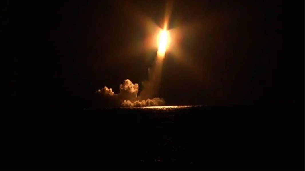 Ρωσικό πυρηνικό υποβρύχιο εκτόξευεσε διηπειρωτικούς πυραύλους Bulava! [video]