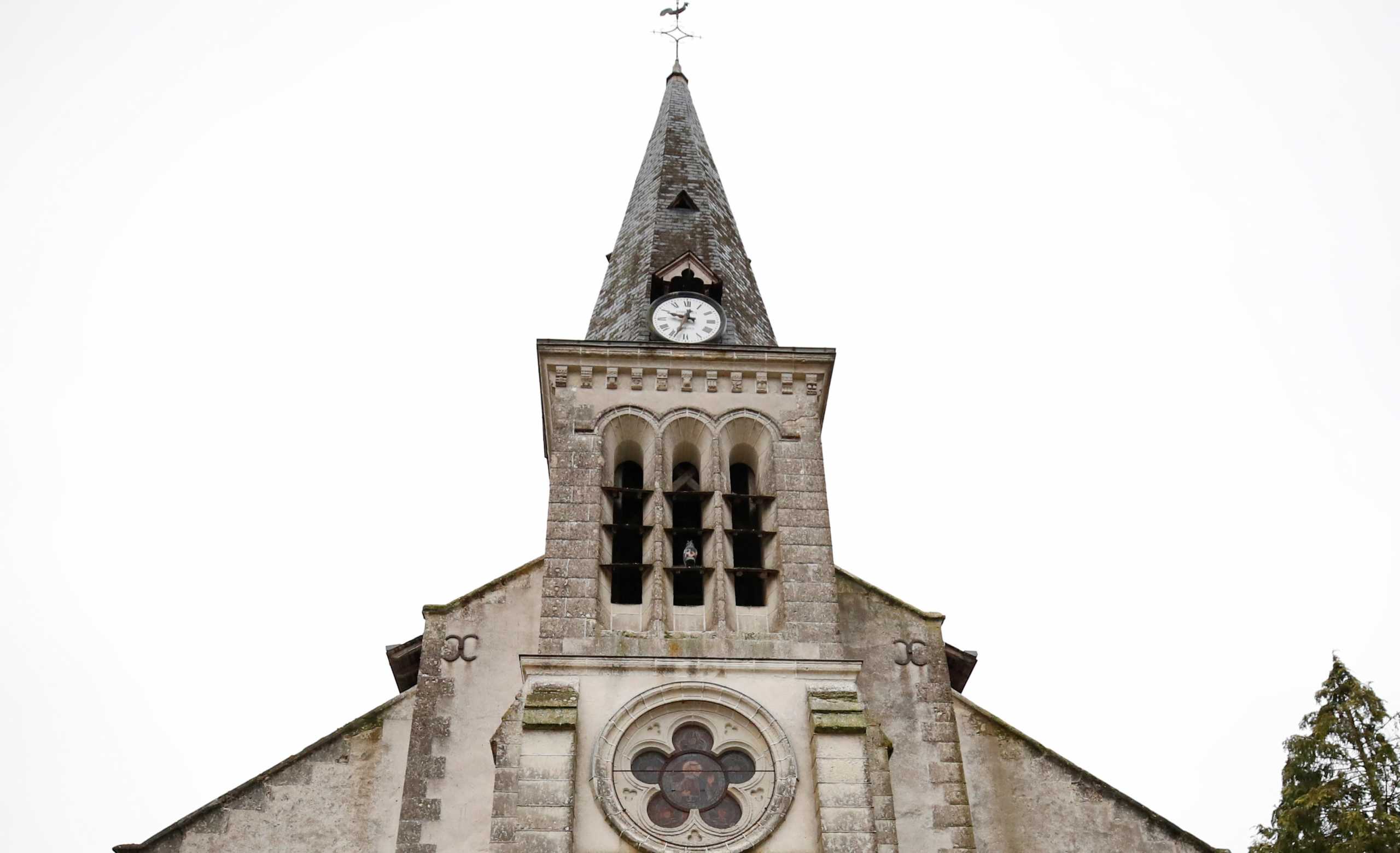 Τρεις τραυματίες από την εισβολή αυτοκινήτου σε εκκλησία της Γαλλίας