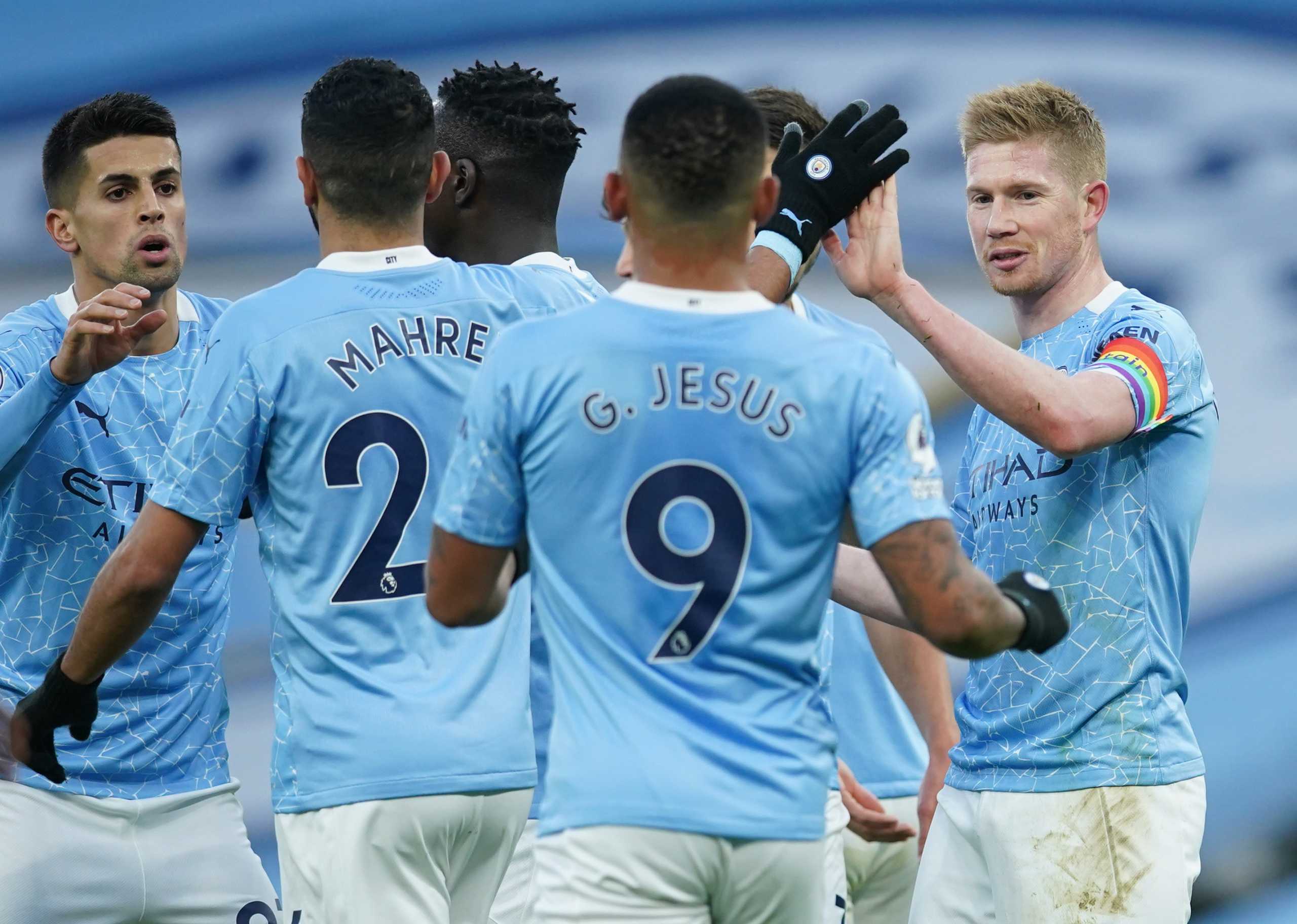 Soccer Football - Premier League - Manchester City v Fulham - Etihad Stadium, Manchester, Britain - December 5, 2020 Manchester City's Kevin De Bruyne celebrates scoring their second goal with teammates Pool via REUTERS