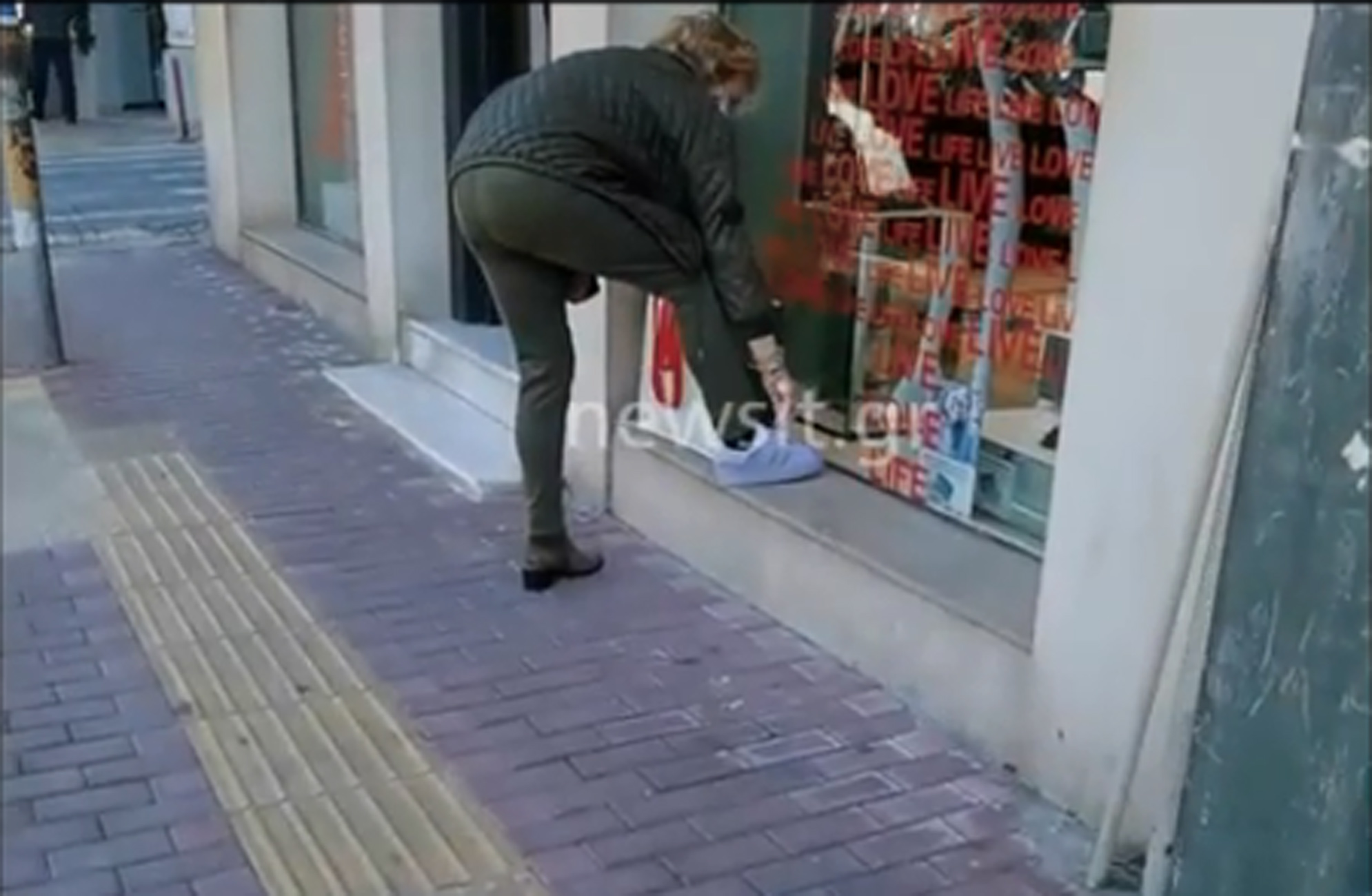 Click away: Δοκιμάζουν ρούχα και παπούτσια στο δρόμο – Γεωργιάδης: «Λουκέτα και πρόστιμα»