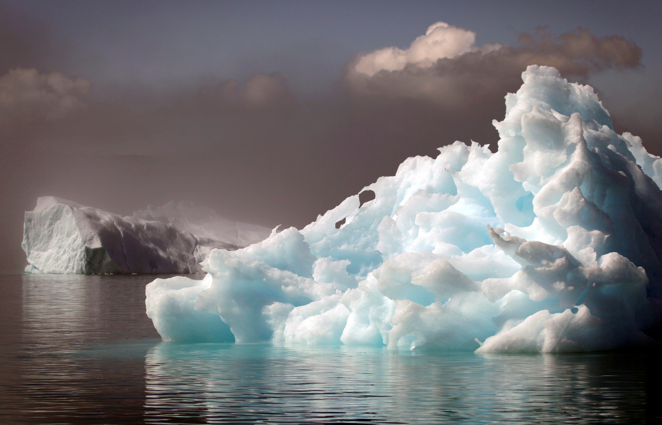 FILE PHOTO: Icebergs float in a fjord near the south Greenland town of Narsaq July 28, 2009. REUTERS