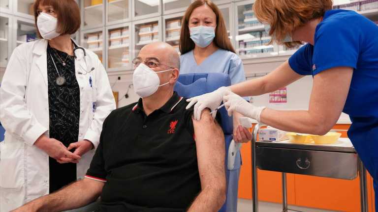 Εμβολιάστηκε ο Δένδιας φορώντας μπλούζα της Λίβερπουλ (pic)