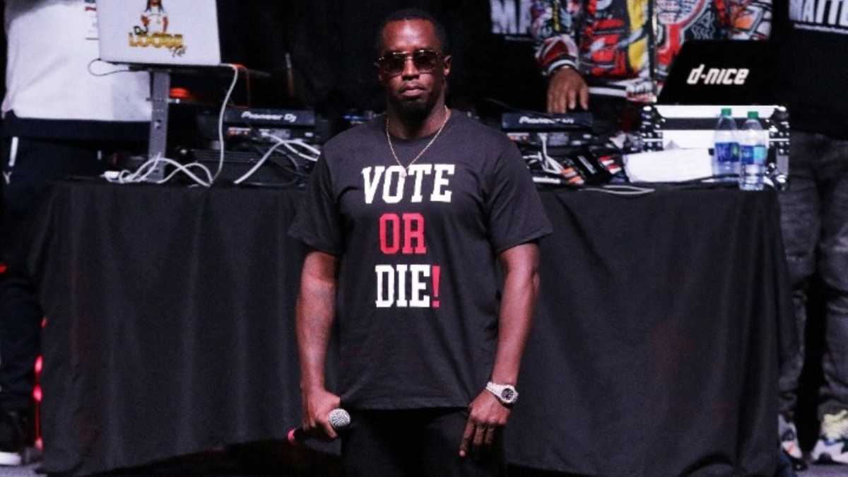 Ο Diddy μοίρασε χρήματα και δωροκάρτες σε κατοίκους του Μαϊάμι