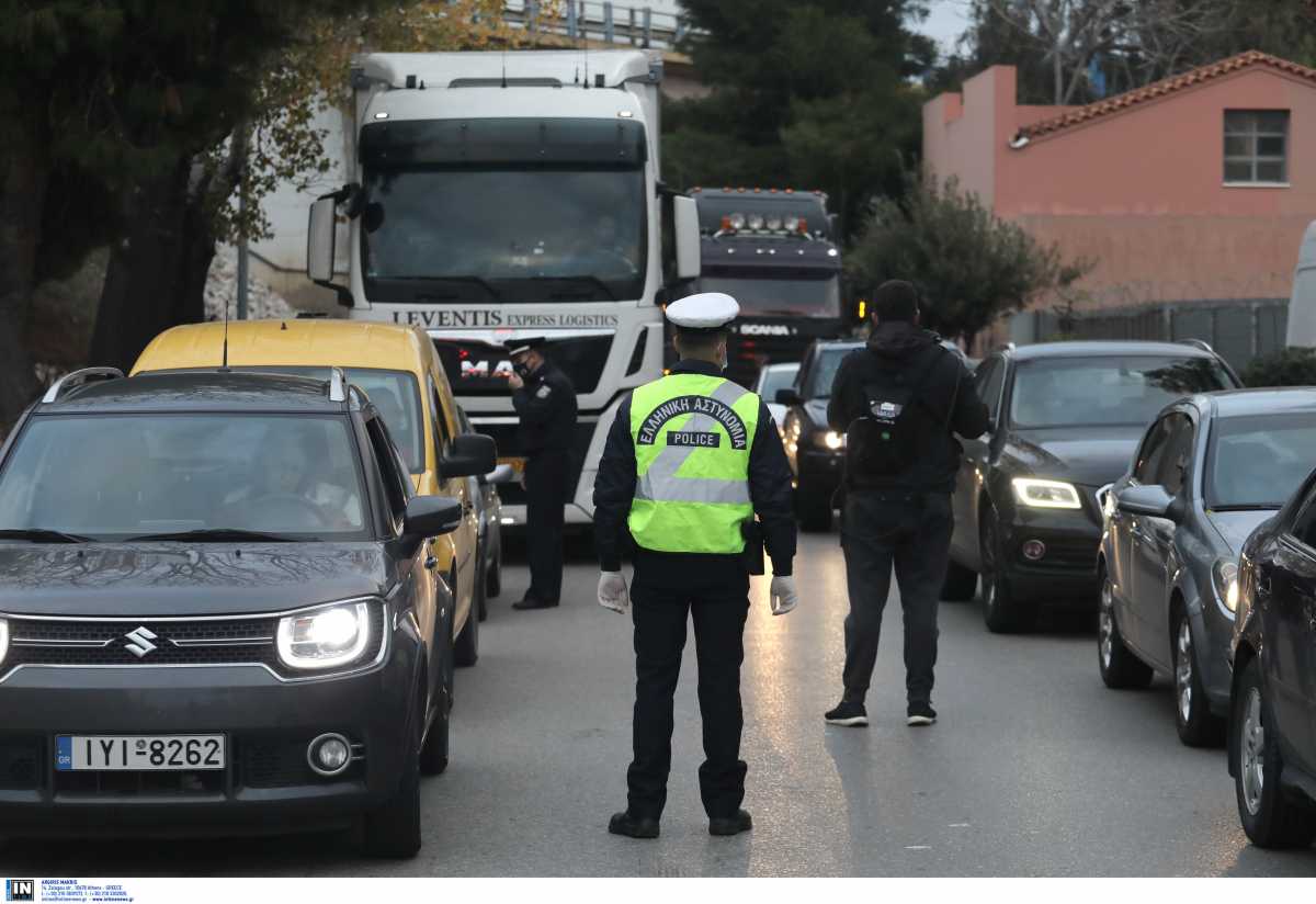 Αστυνομία παντού στη Δυττική Αττική: ΟΠΚΕ, ΔΙΑΣ, Τροχαία και περιπολικά που καλούν τον κόσμο να μείνει σπίτι (pics)