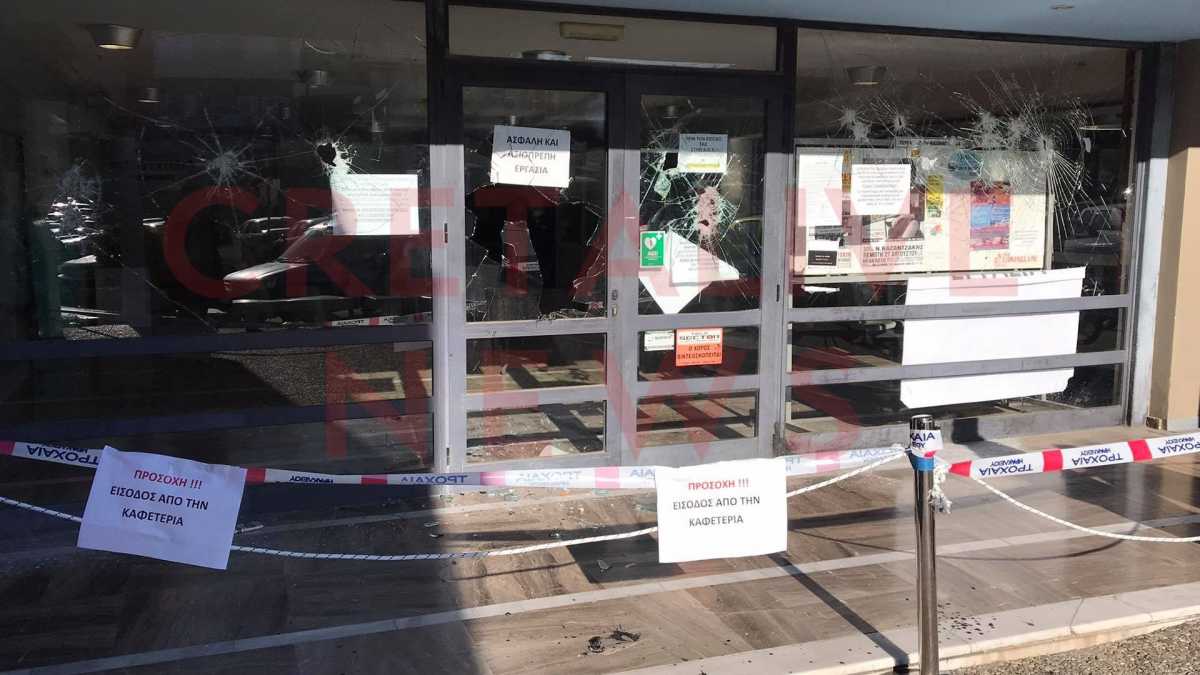 Ηράκλειο: Γυαλιά καρφιά η είσοδος της εφορίας – Αυτοψία στο σημείο μετά την επίθεση με βαριοπούλες (pics)