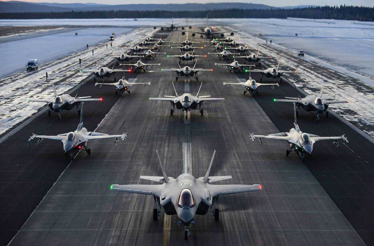 F-35: Τα stealth μαχητικά εκτέλεσαν το ριψοκίνδυνο “περπάτημα του ελέφαντα” μαζί με F-16 – Εντυπωσιακά πλάνα! [vid]