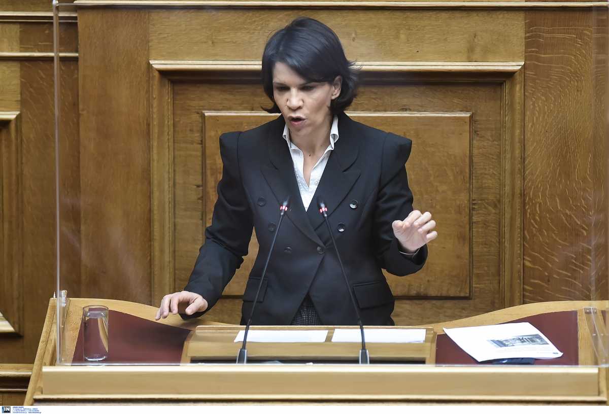 Χαμός στη Βουλή με βουλευτή του ΣΥΡΙΖΑ που αποκάλεσε τον Μητσοτάκη «επιδειξία»