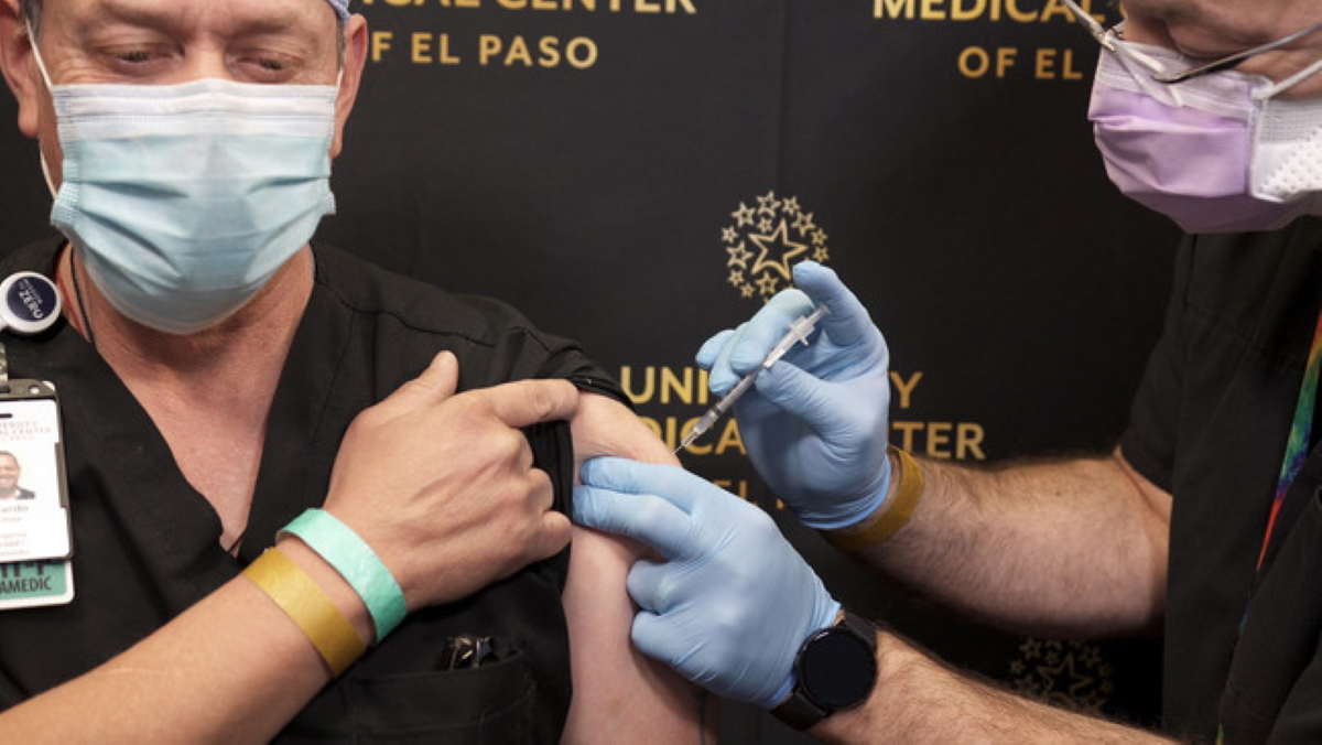 Κορονοϊός: Νοσοκόμος έκανε “ψεύτικο” εμβόλιο COVID-19 μπροστά στις κάμερες; Δείτε την εικόνα ντοκουμέντο