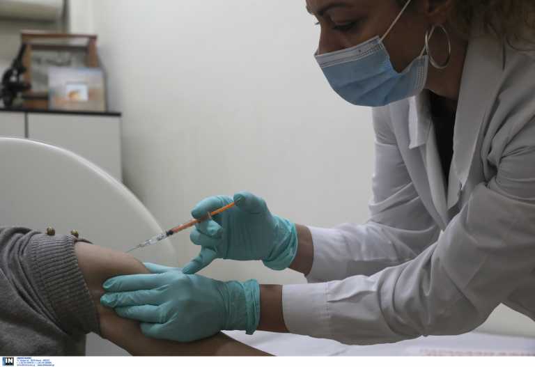 Σαλαμίνα: Καλούσαν τους πολίτες και ακύρωναν τα ραντεβού εμβολιασμού – Τι καταγγέλλει ο Δημήτρης Μαρκόπουλος