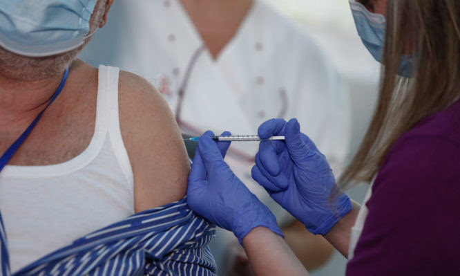 Εμβολιασμοί Covid: Υπάρχει προστασία από την πρώτη δόση; Τι απαντά μέλος της Εθνικής Επιτροπής Εμβολιασμών