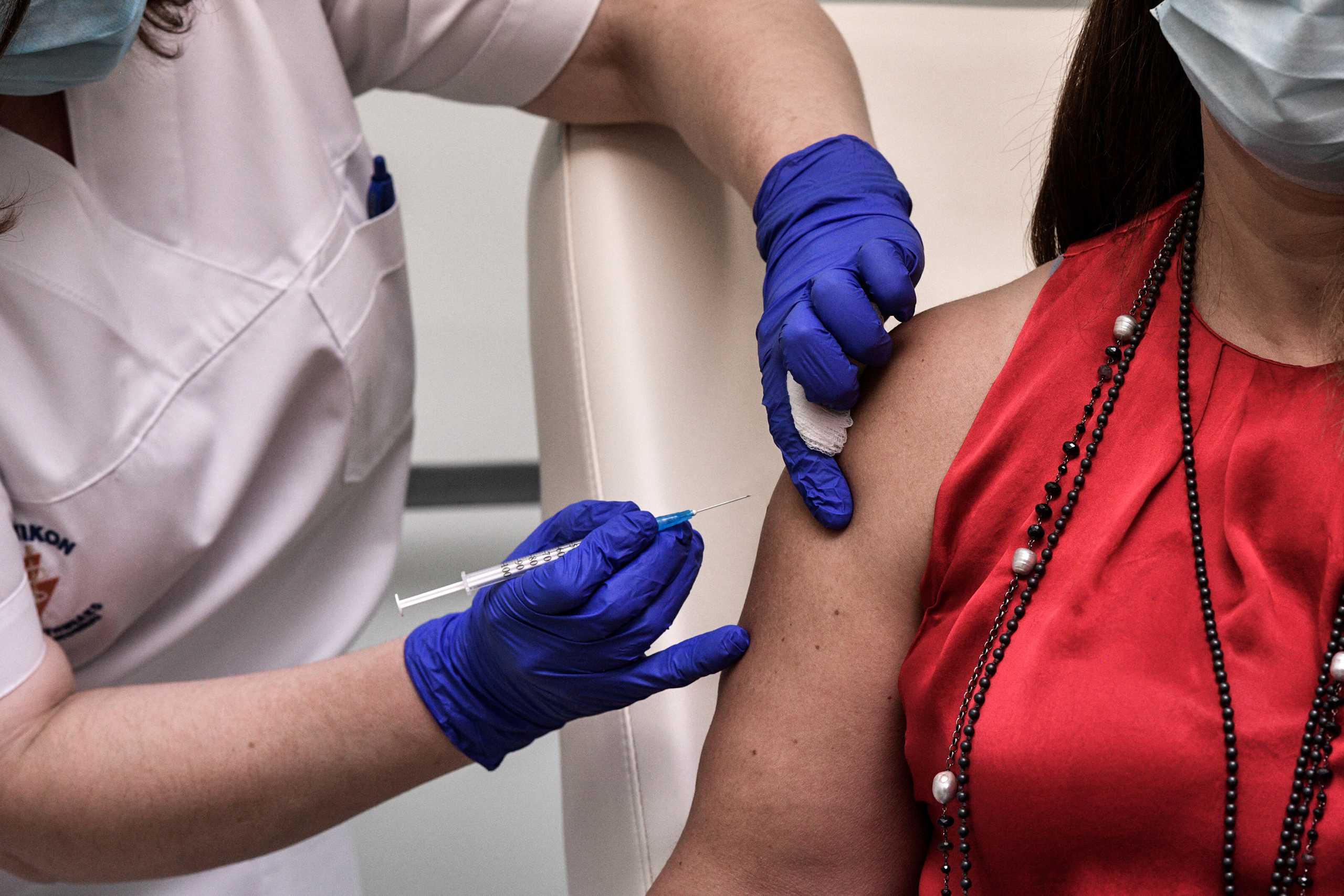 Εμβολιασμοί: Εκτοξεύτηκαν τα ραντεβού στις ηλικίες 18-24 και 25-30