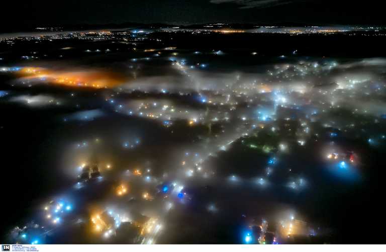 Εκπληκτικές εικόνες από την ομίχλη στην Επανομή – Το παιχνίδι με τα φώτα που θύμισε θρίλερ