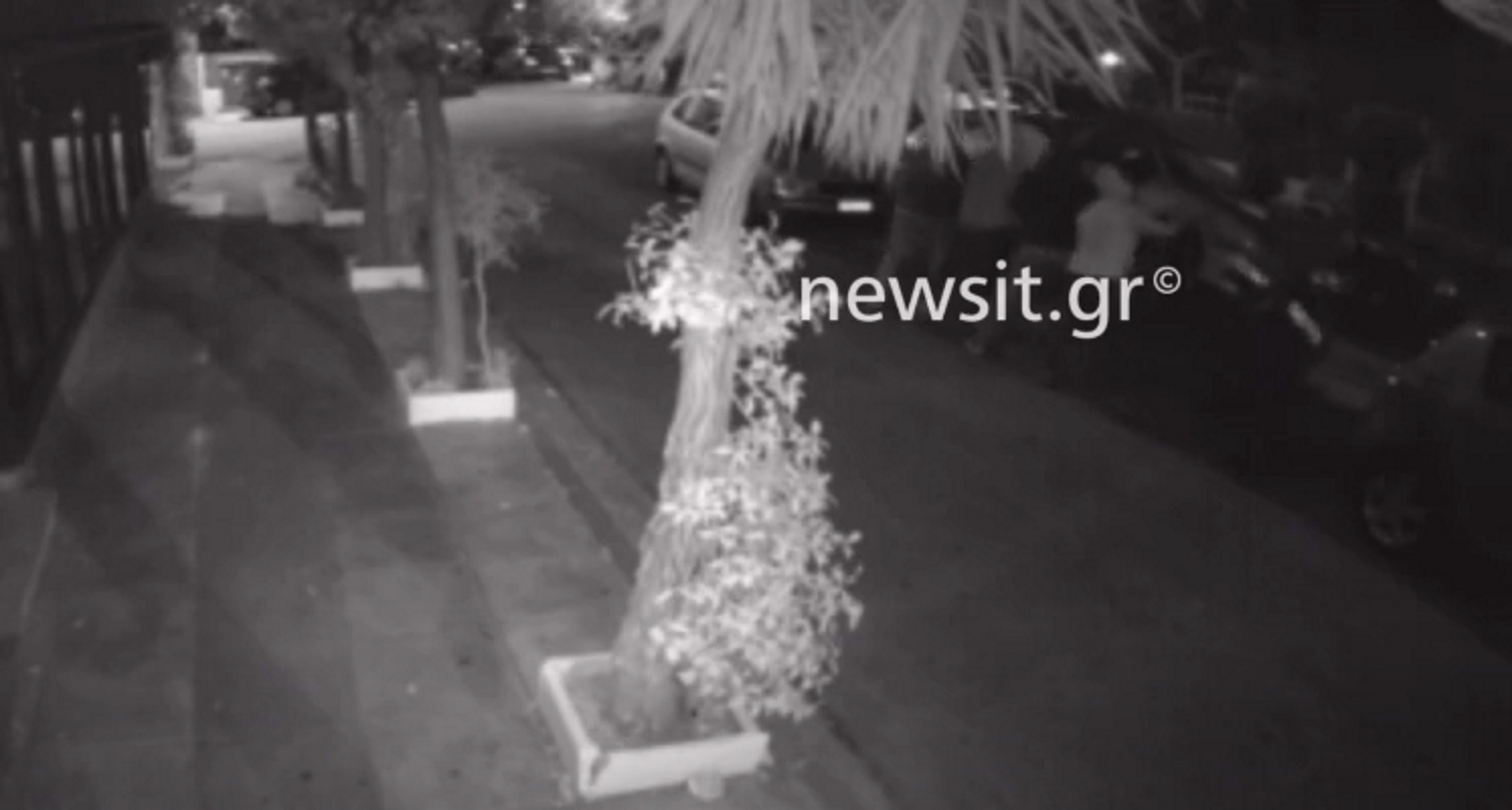 Βίντεο ντοκουμέντο από σπείρα που κλέβει εξατμίσεις αυτοκινήτων