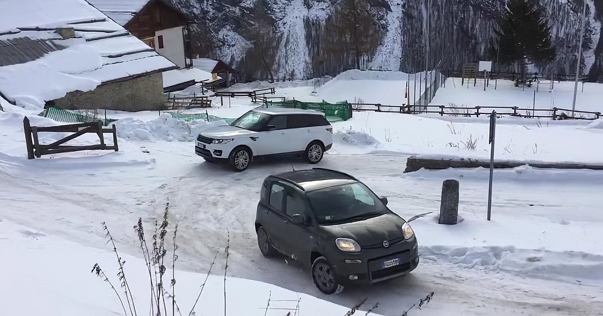 Το μικρό FIAT Panda βάζει τα γυαλιά σε ένα πανάκριβο SUV! [vid]