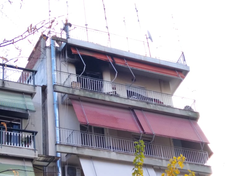Λάρισα: Θρίλερ σε φλεγόμενο διαμέρισμα με δραματικό απεγκλωβισμό ενοίκου από το μπαλκόνι