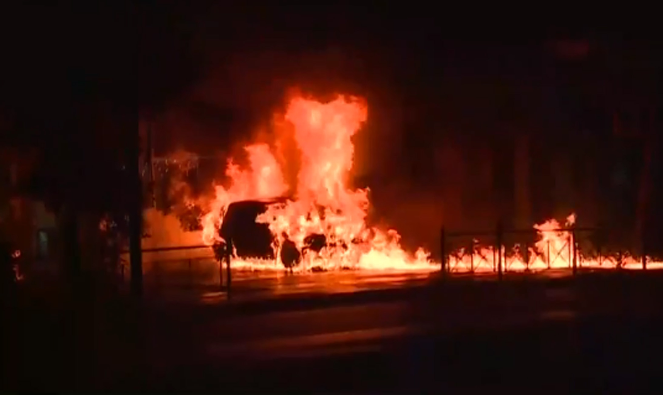 Στις φλόγες αυτοκίνητο στο Κουκάκι – Απεγκλωβίστηκαν 4 άτομα από διπλανό κτίριο