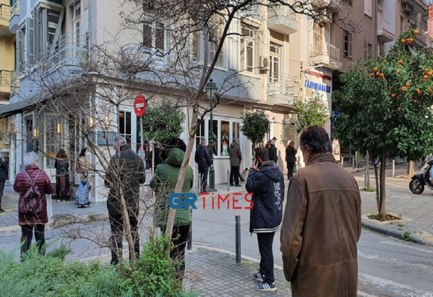 Θεσσαλονίκη: Ουρά δεκάδων ατόμων για… ένα γαλακτομπούρεκο (pic)