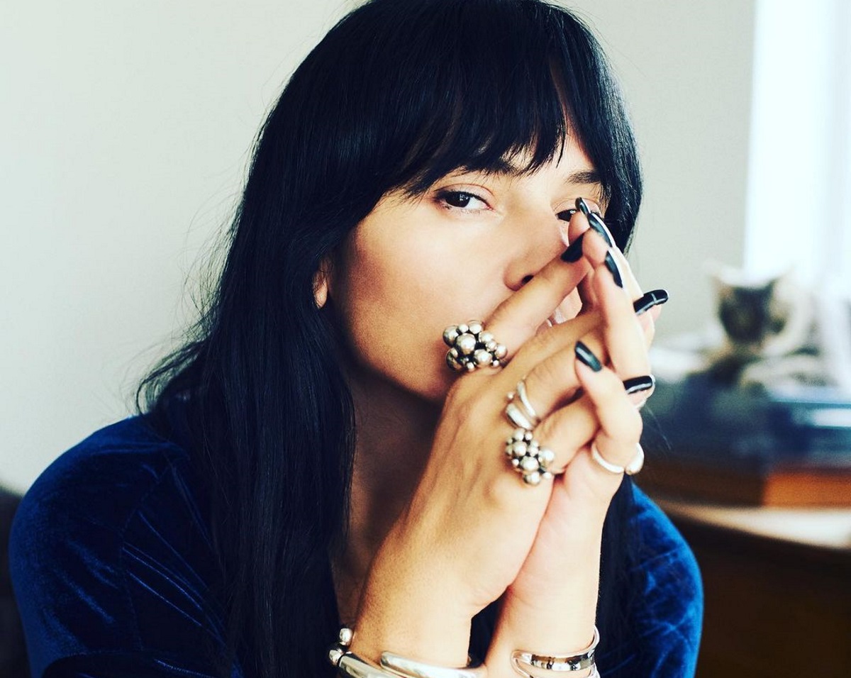 Η Ζενεβιέβ Μαζαρί χορεύει στη μέση του σαλονιού της φορώντας μόνο… τη ρόμπα της (video)