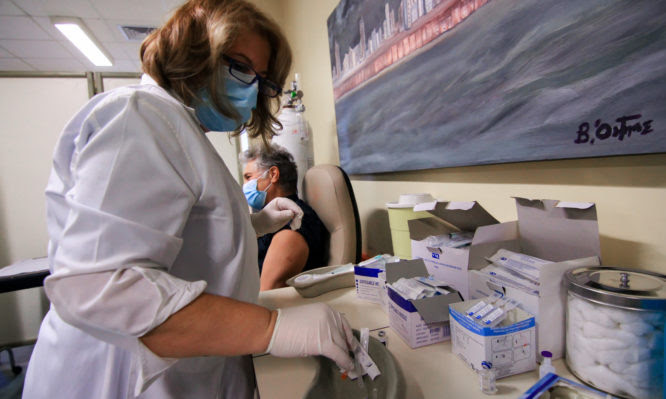 ΙΣΑ: Οι ιδιώτες γιατροί ζητούν να μάθουν πότε θα εμβολιαστούν