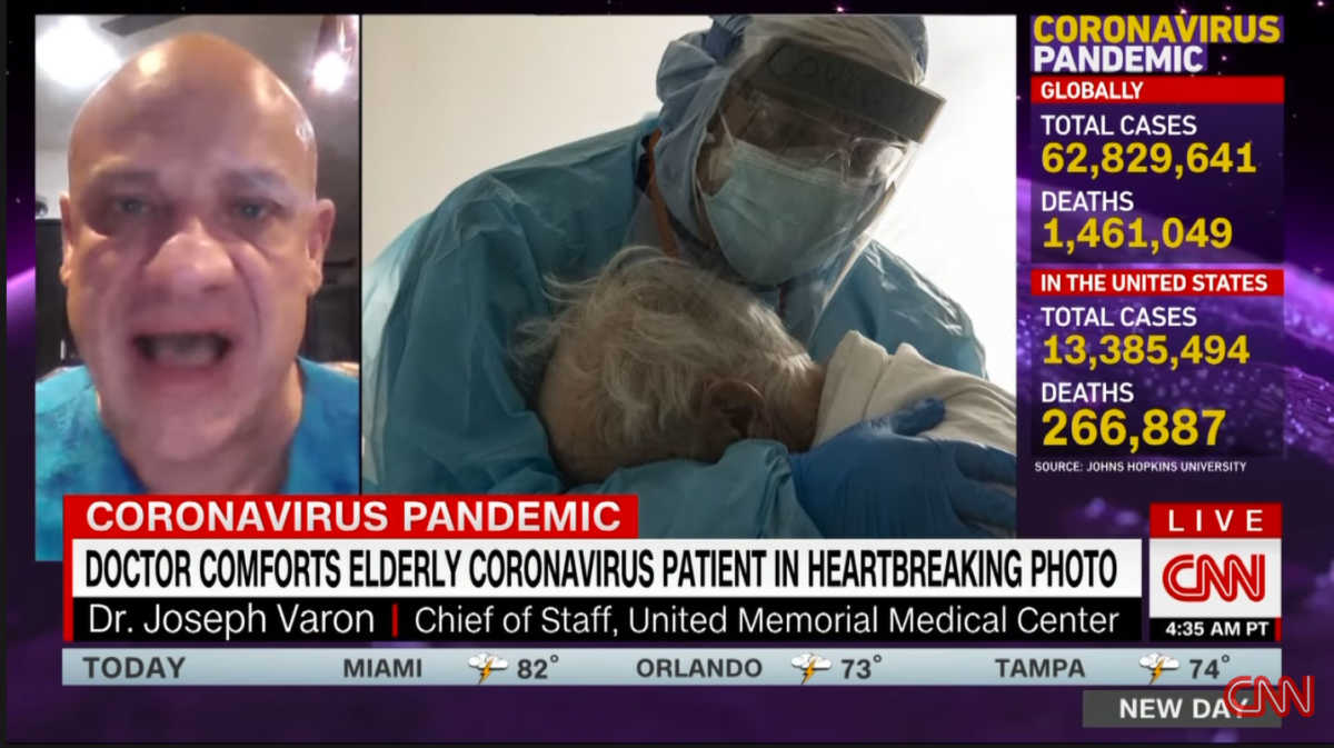 Ο γιατρός που κλείνει στην αγκαλιά έναν ηλικιωμένο με Covid: Μια φωτογραφία που ραγίζει καρδιές