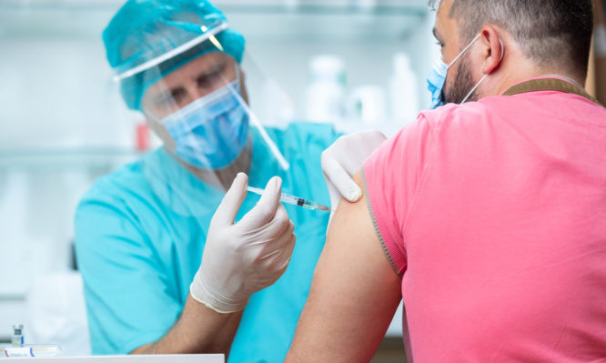 Κορονοϊός: Τι παρενέργειες είχαν οι πρώτοι 400.000 που έκαναν το εμβόλιο της Pfizer