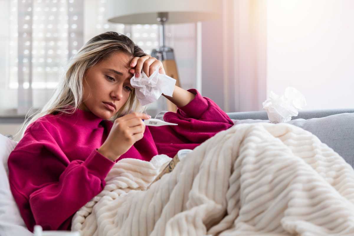 Έχεις γρίπη ή COVID-19; Πώς να εντοπίσεις τις διαφορές μεταξύ των συμπτωμάτων