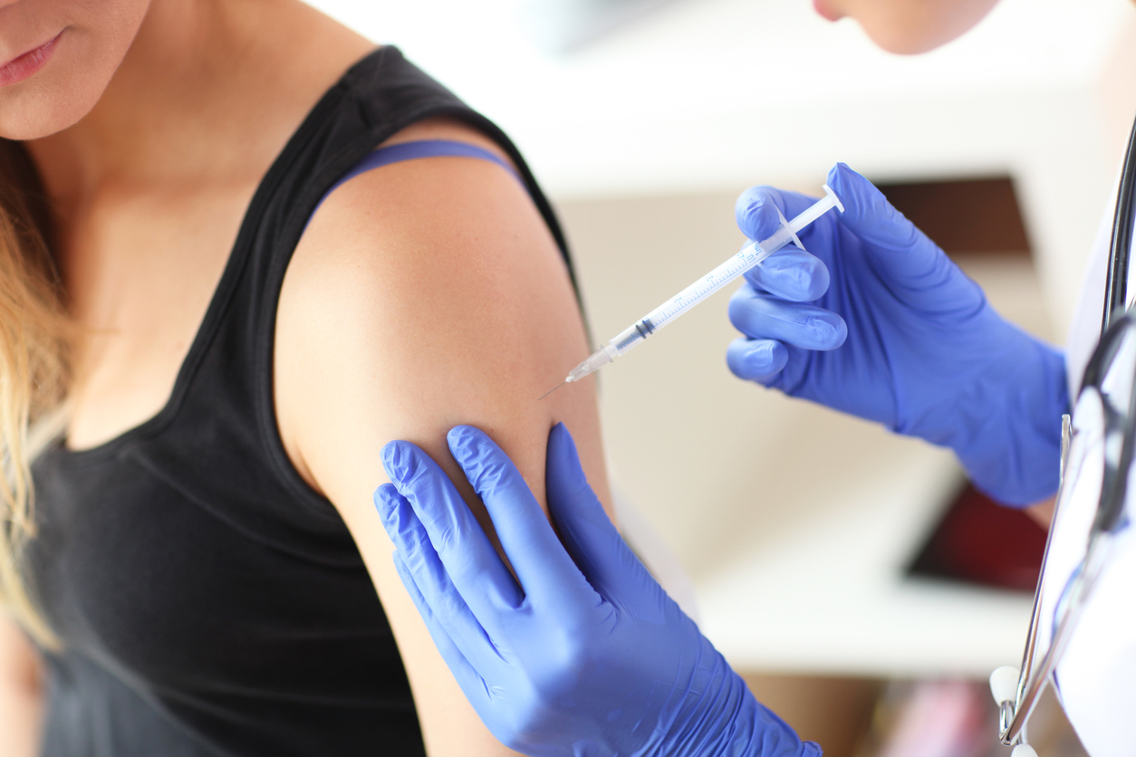 COVID-19: Νοσοκόμα που έκανε εμβόλιο σε κλινική δοκιμή περιγράφει τις παρενέργειες