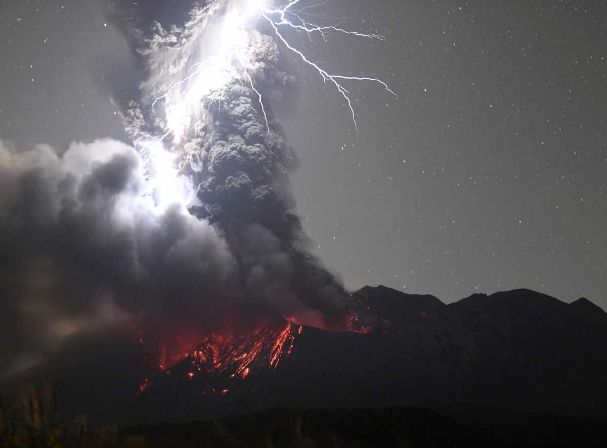 Ιαπωνία: «Κινηματογραφικά εφέ» σε έκρηξη ηφαιστείου