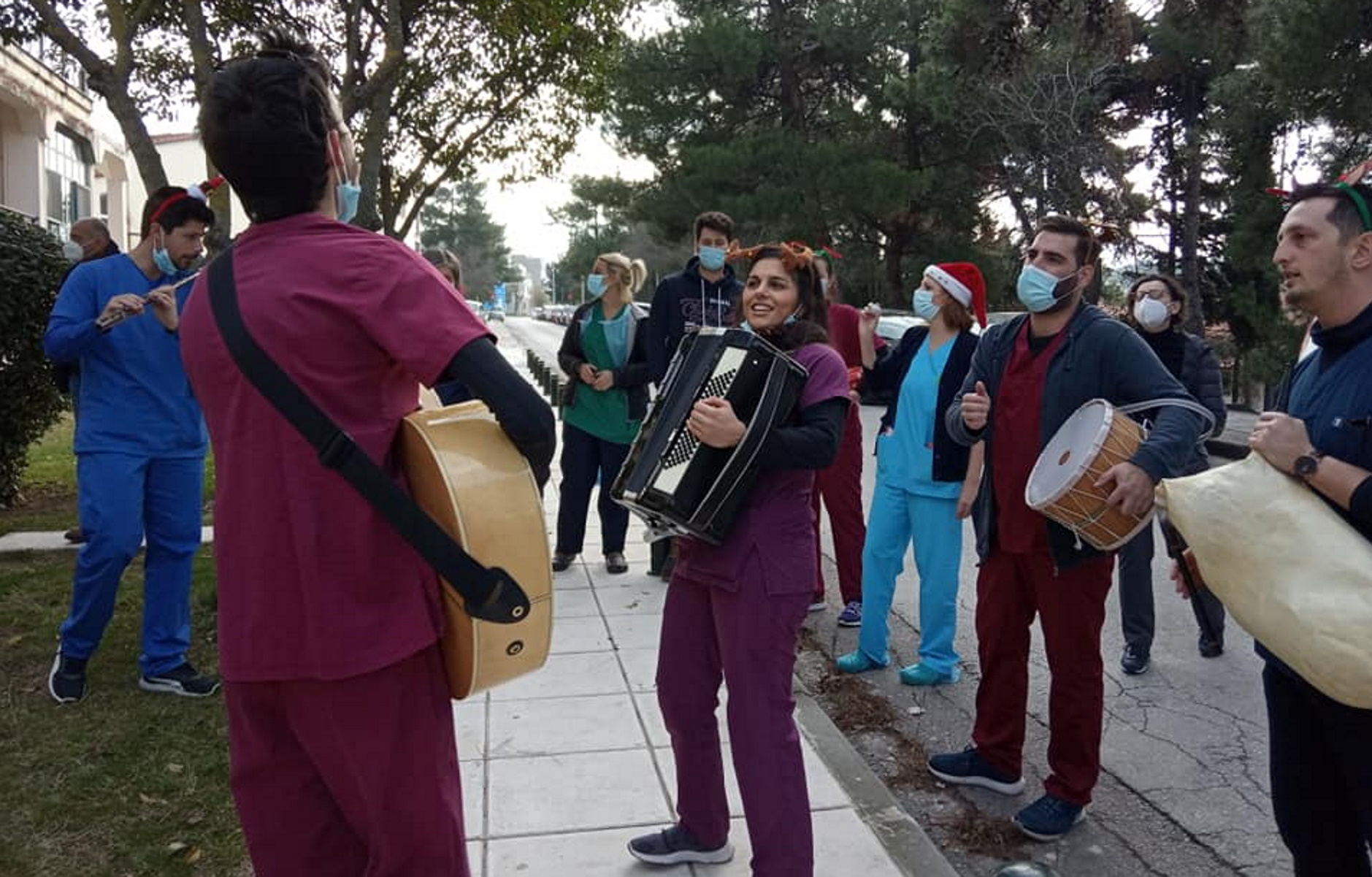 Συγκίνηση στο Παπανικολάου: Κάλαντα στα παράθυρα των ασθενών με κορονοϊό (pics)