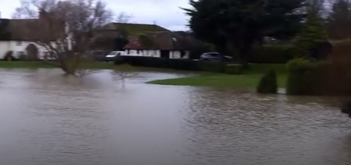 Γαλλία: Χωρίς ρεύμα χιλιάδες σπίτια λόγω της καταιγίδας «Μπέλα»
