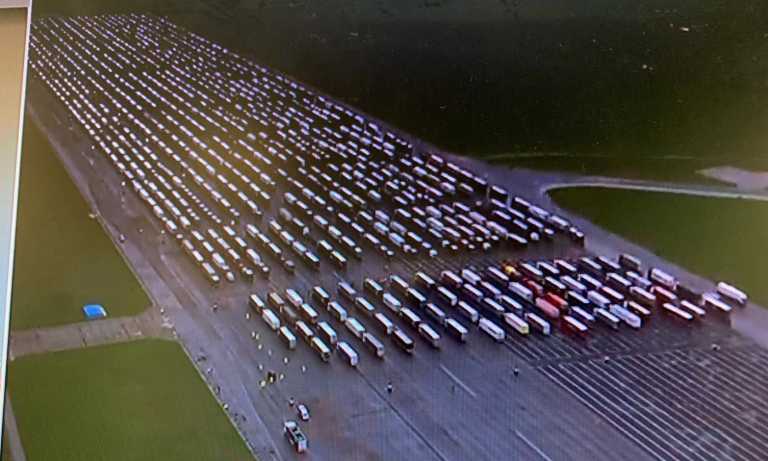 Απέραντο πάρκινγκ το Κεντ με πάνω από 1500 φορτηγά εγκλωβισμένα στα σύνορα με την Γαλλία