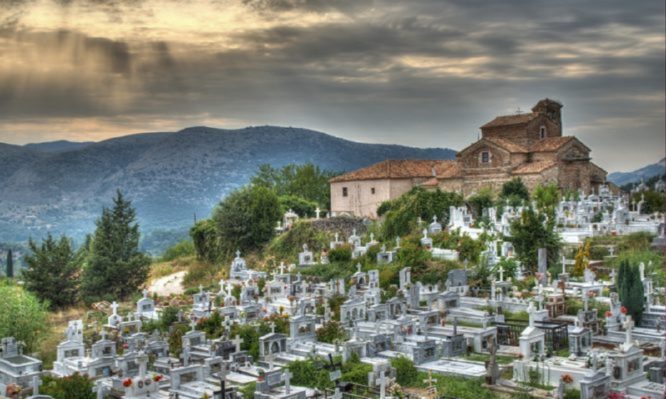 Γιατί ανάβουμε κεριά και καντήλια στους τάφους