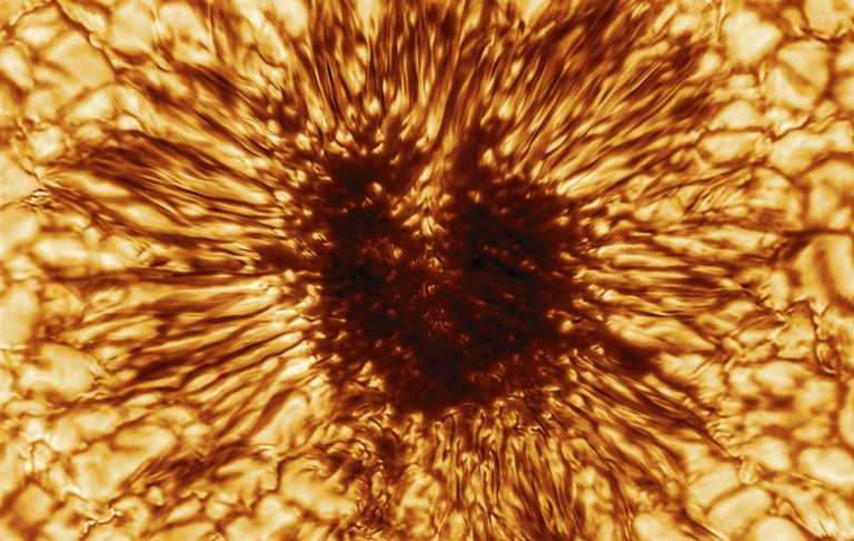 Βρέθηκε ηλιακή κηλίδα μεγαλύτερη από τη Γη! (pic)