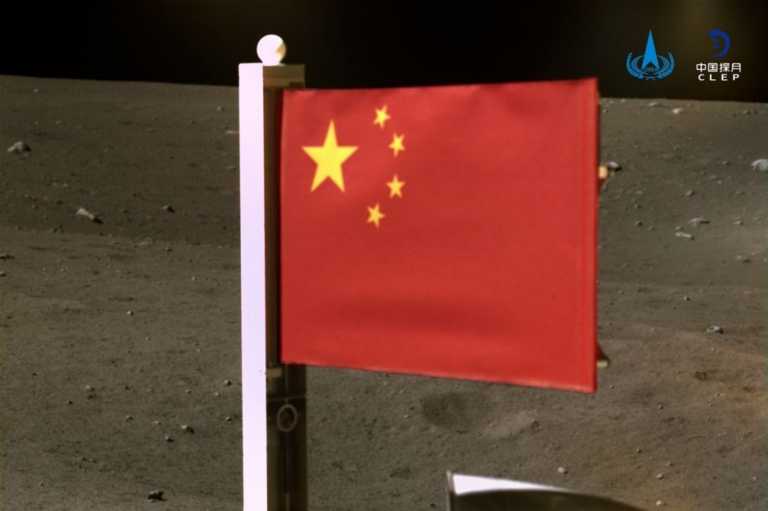 Η κινεζική σημαία “κυματίζει” στη Σελήνη μετά την αμερικανική