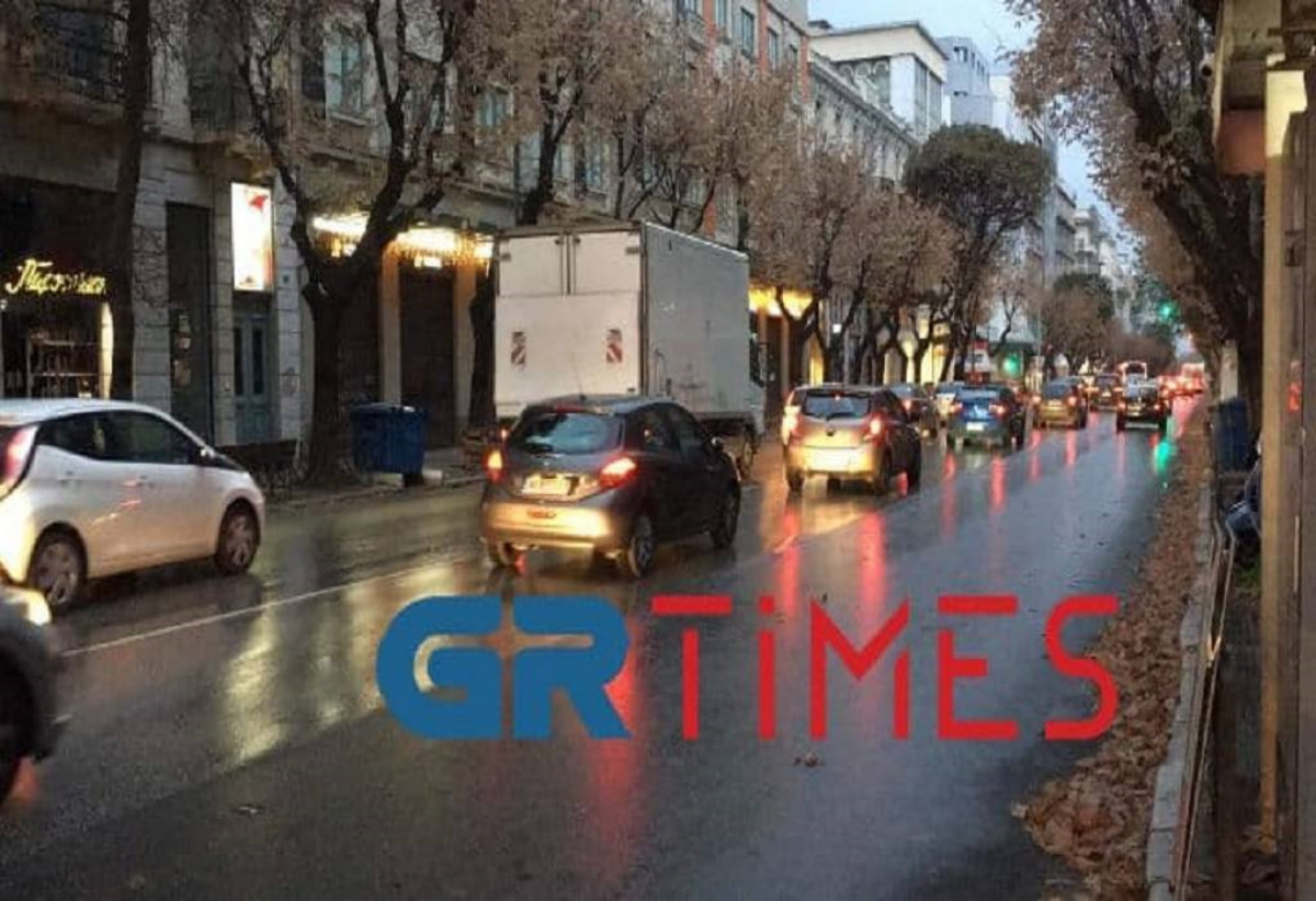 Θεσσαλονίκη: «Πλημμύρισε» το κέντρο ΙΧ παρά το lockdown (vid)