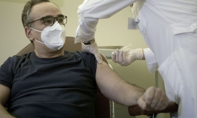 Εμβολιασμοί Covid: Με την πολιτική ηγεσία του υπουργείου Υγείας ξεκίνησαν οι εμβολιασμοί στα περιφερειακά νοσοκομεία