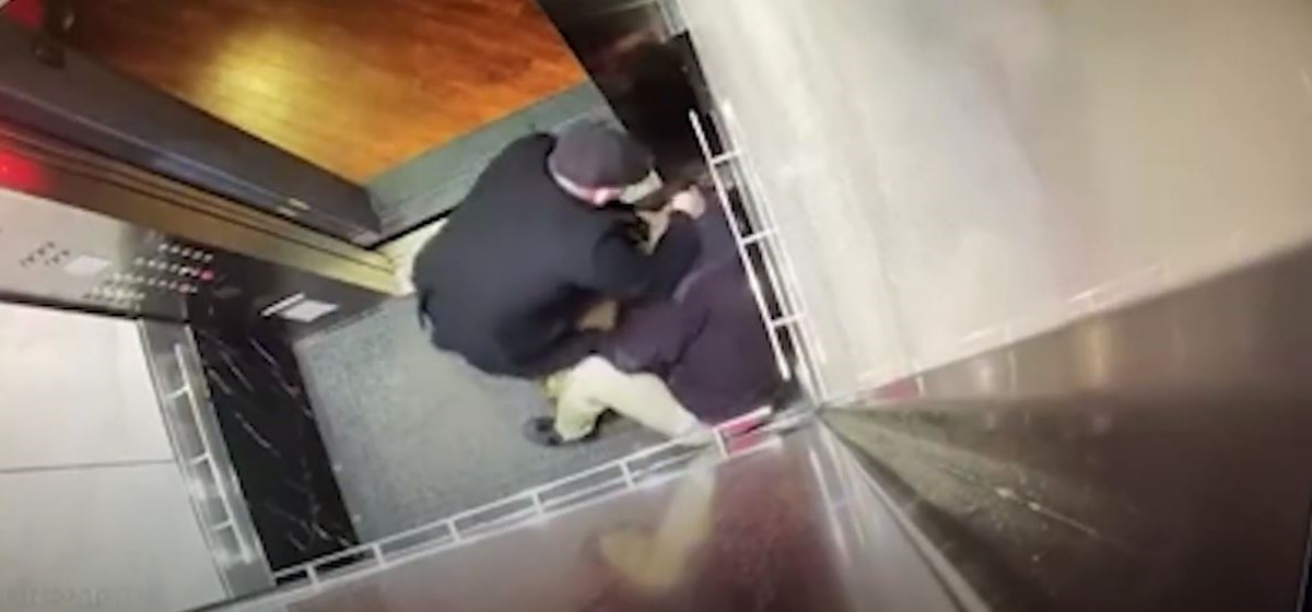 Απίστευτο σκηνικό: Νεαρός βήχει προκλητικά σε ασανσέρ και ηλικιωμένος τον τουλούμιασε (vid)