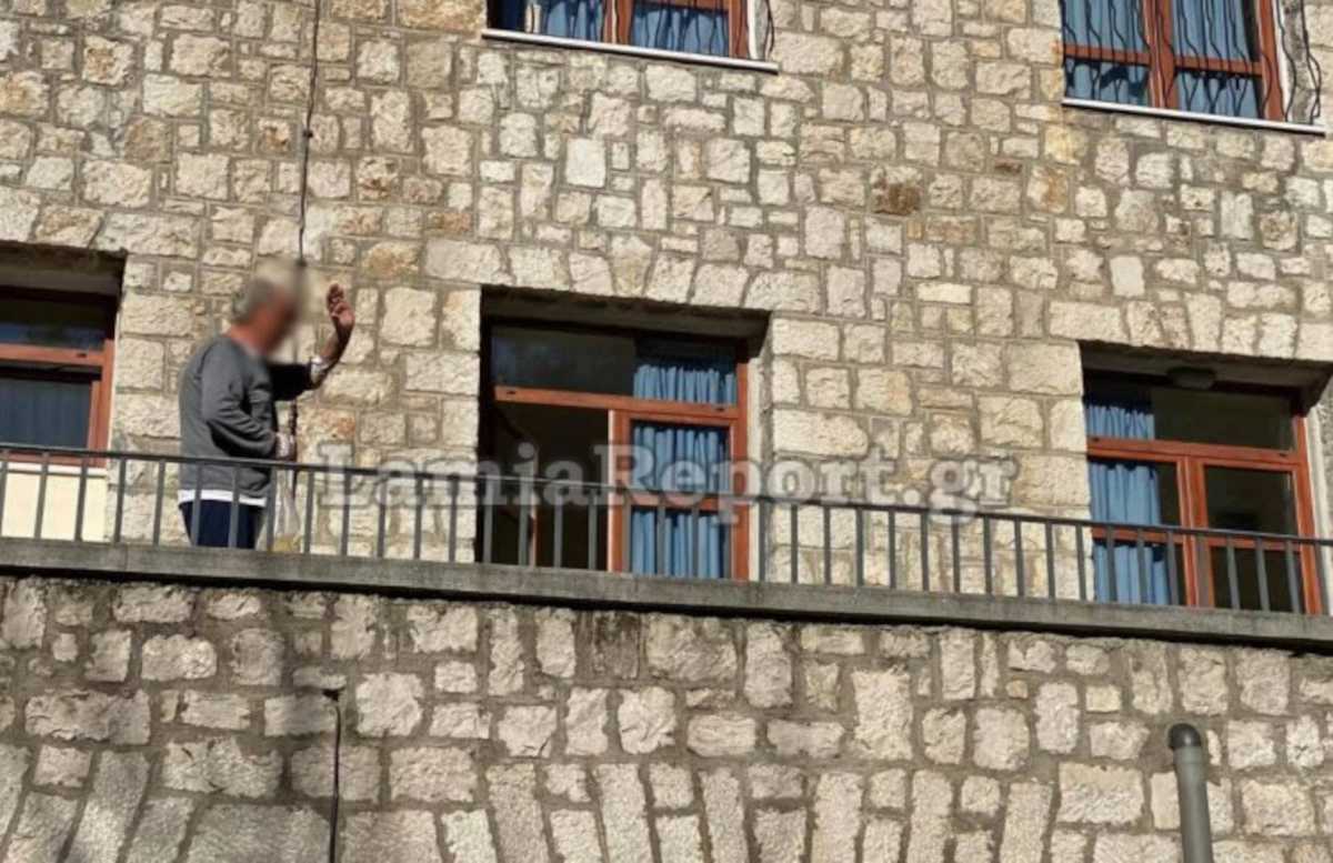 Λαμία: Συγκινητικό! Ηλικιωμένος ασθενής με κορονοϊό άκουγε τα κάλαντα και έβαλε τα κλάματα (pics, video)