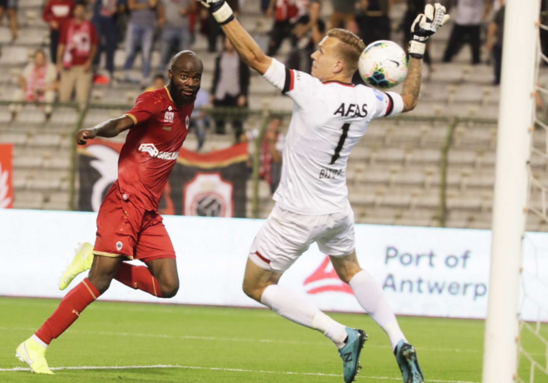 epa07802499 Antwerp's Didier Lamkel Ze (L) scores the 1-0 lead during the UEFA Europa League playoff, second leg soccer match between Royal Antwerp FC and AZ Alkmaar at King Baudouin Stadium in Brussels, Belgium, 29 August 2019.  EPA