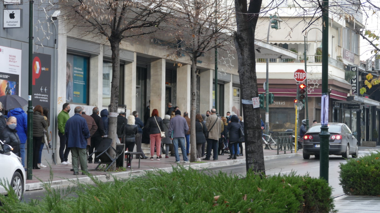 Λάρισα: Συνωστισμός έξω από τράπεζες – Ατελείωτες ουρές από μικρούς και μεγάλους (pics)