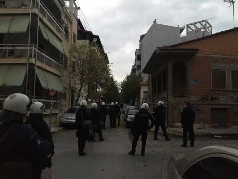 Λάρισα: ΜΑΤ απέναντι σε αντιεξουσιαστές! Ένταση σε υπό κατάληψη κτίριο στην οδό Τζαβέλα (Φωτό)
