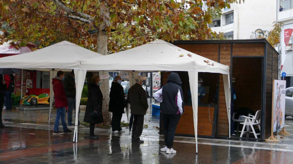 Λάρισα – Κορονοϊός: Περιμένουν στη βροχή για να κάνουν rapid test