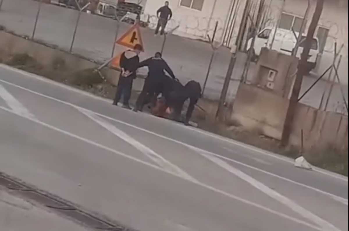 Σάλος με το βίντεο που δείχνει αστυνομικούς στην Λέσβο να ξυλοκοπούν μετανάστες